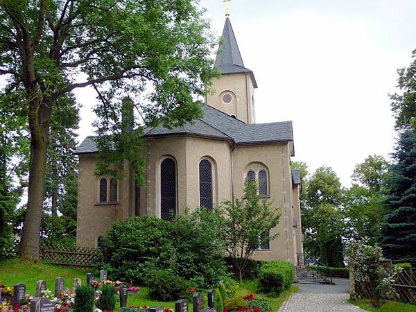 Kirche vom Friedhof aus